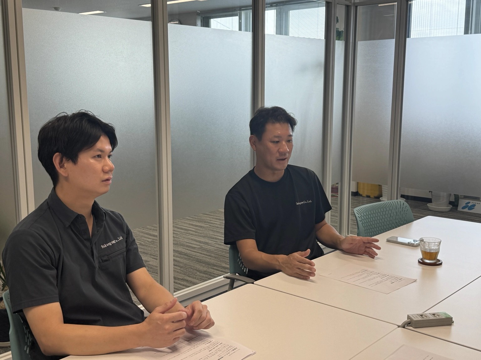 インタビューに応じるサカエゴム工業の田所祐亮常務（左）と田所高志社長（右）